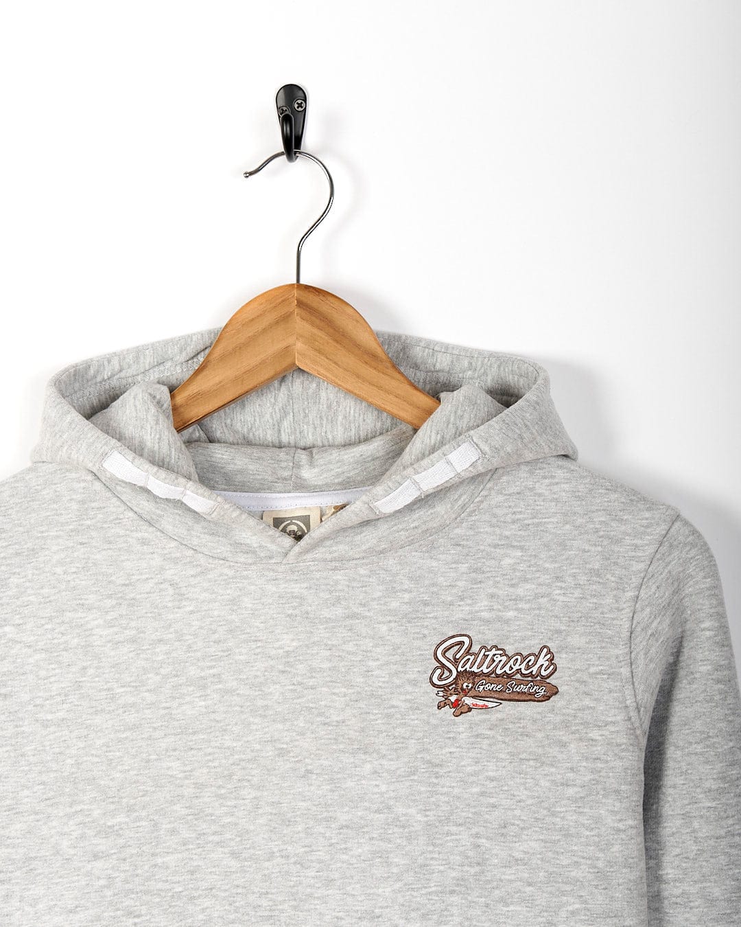 A Saltrock Beach Signs Cornwall - Kids Pop Hoodie - Grey with a logo on it.