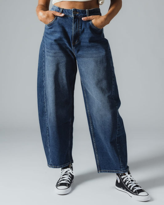 Mila Womens Barrel Jean In Mid Denim