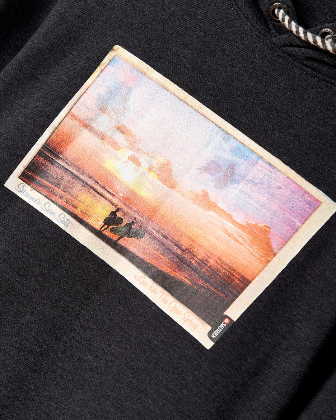 A Sunset beach scene graphic hoodie. Made from a cotton/polyester blend.
Product Name: Sun Sets - Mens Pop Hoodie - Charcoal
Brand Name: Saltrock