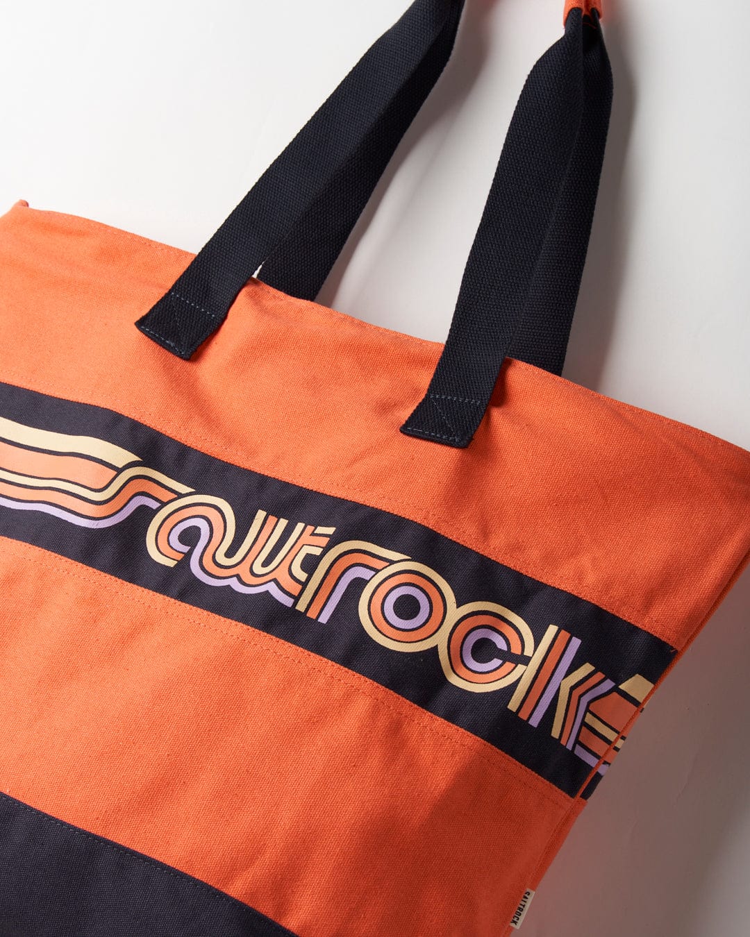 Cora Retro Beach Bag - Coral tote bag with a durable retro wave design and the text "souvenir".