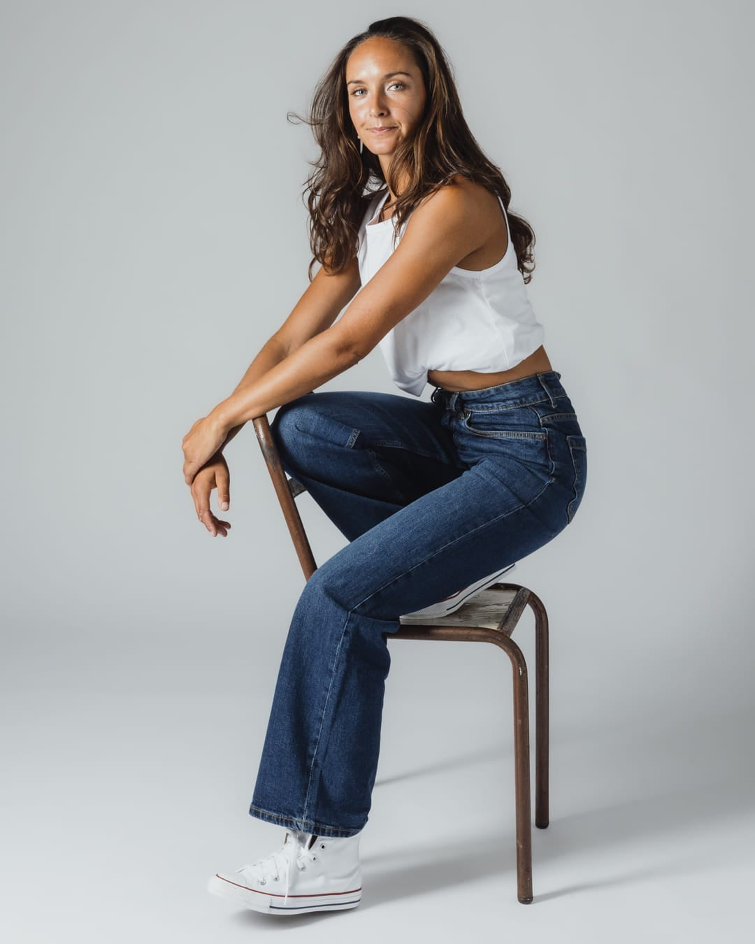 Indie Womens High Rise Wide Leg Jean In Mid Denim