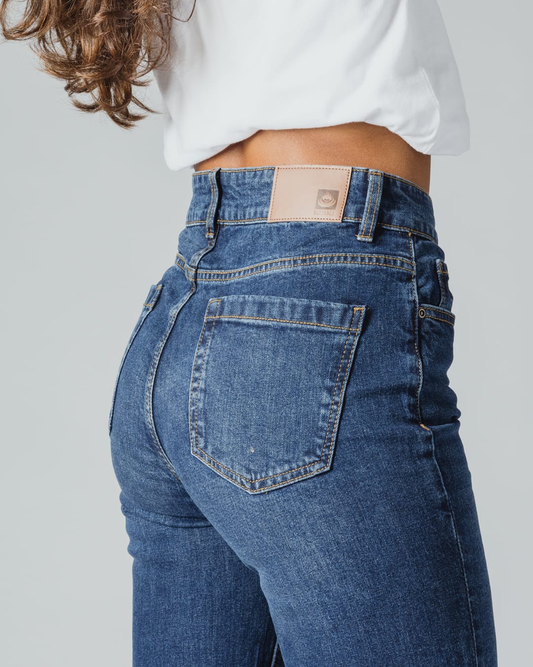 Indie Womens High Rise Wide Leg Jean In Mid Denim