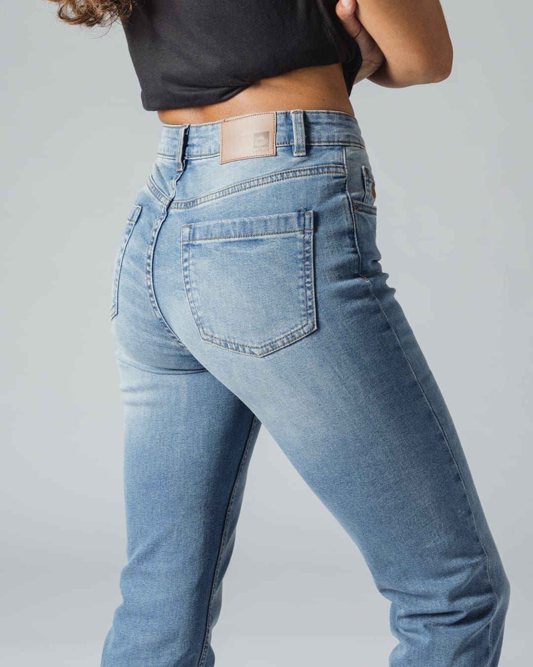 Iona Womens Straight Leg Jean In Light Denim