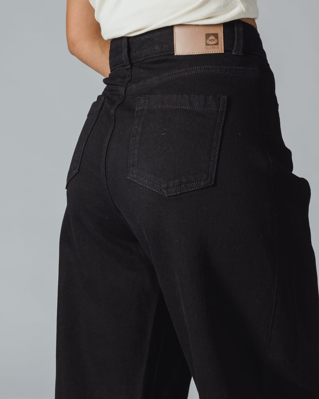 Mila Womens Barrel Jean In Black