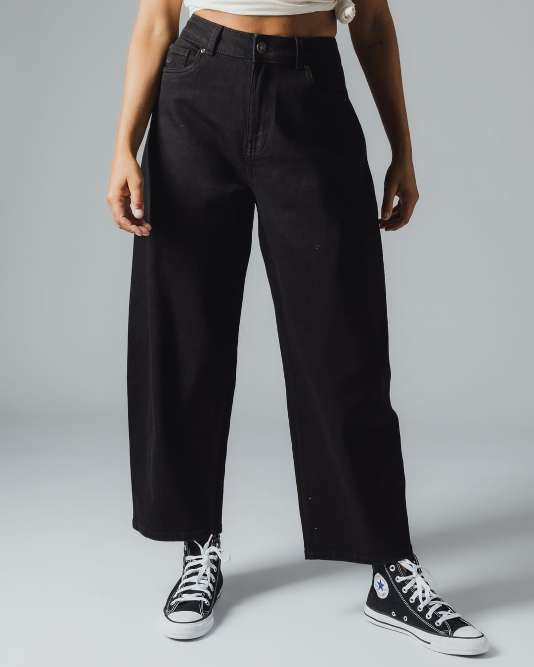 Mila Womens Barrel Jean In Black