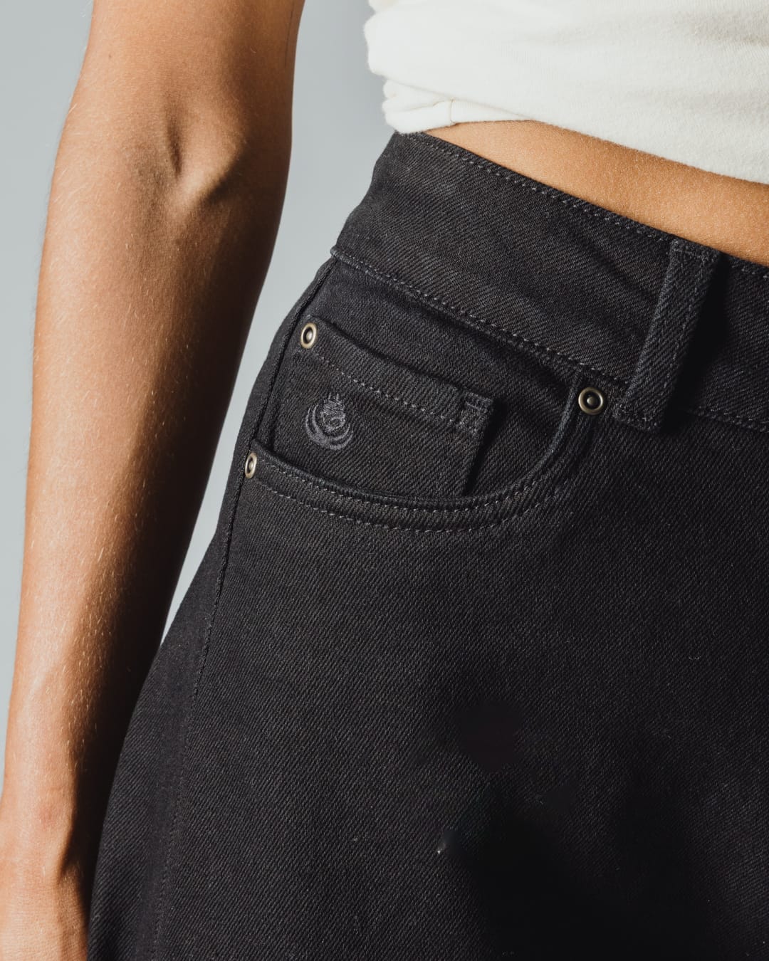 Mila Womens Barrel Jean In Black