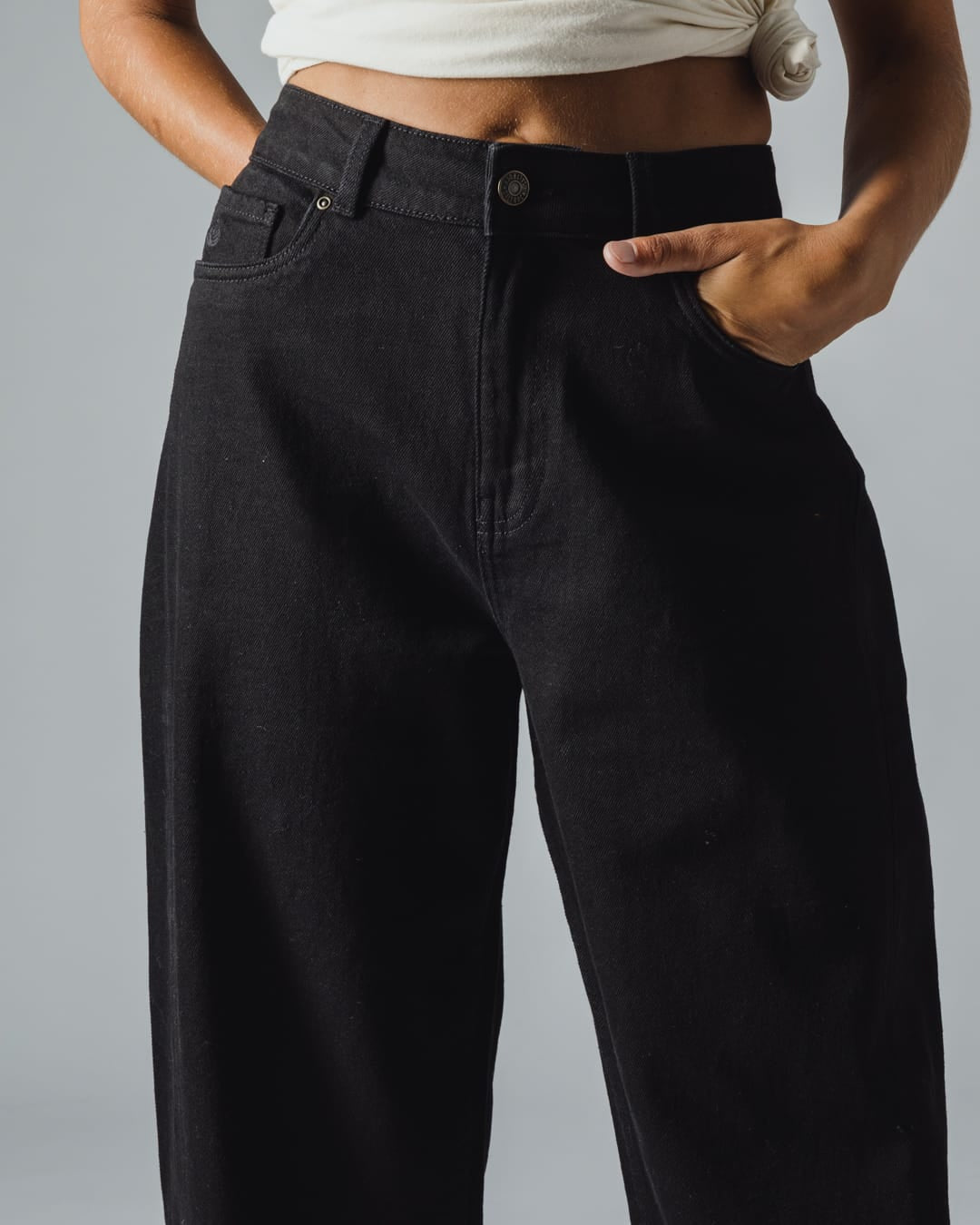 Mila Womens Barrel Jean In Black