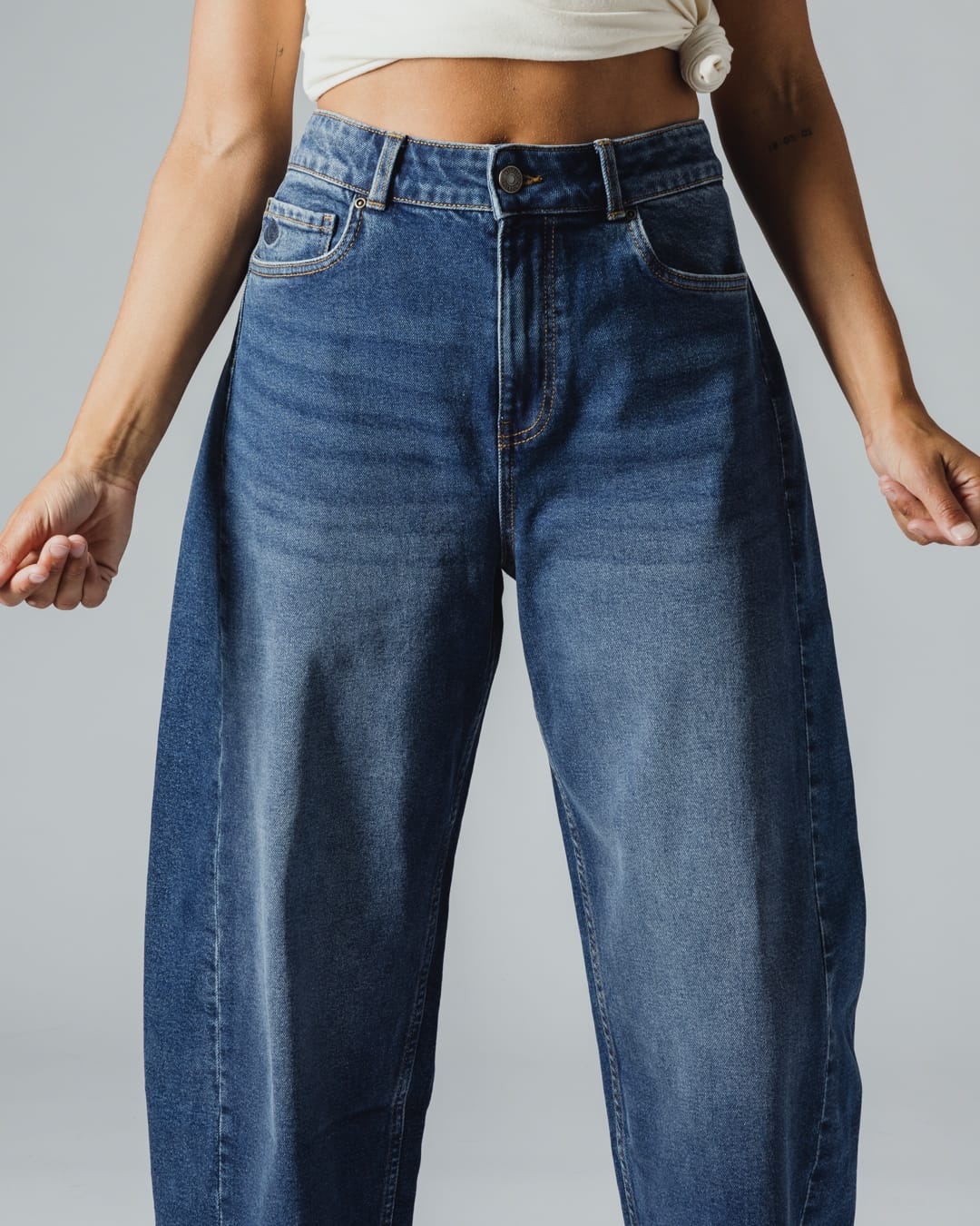 Mila Womens Barrel Jean In Mid Denim