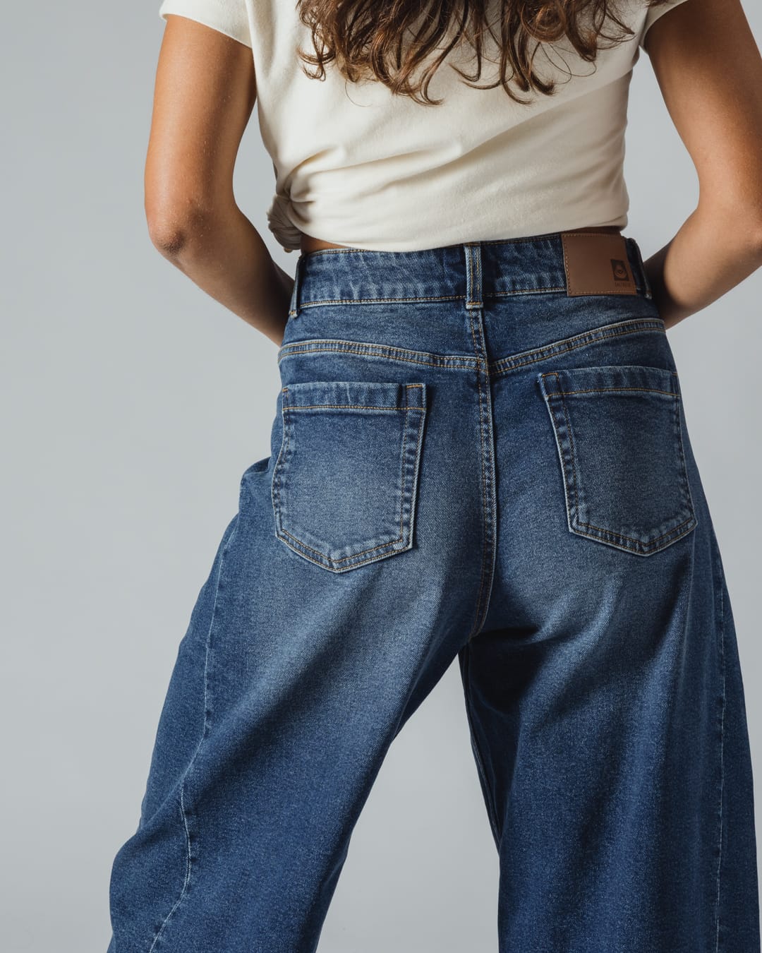 Mila Womens Barrel Jean In Mid Denim