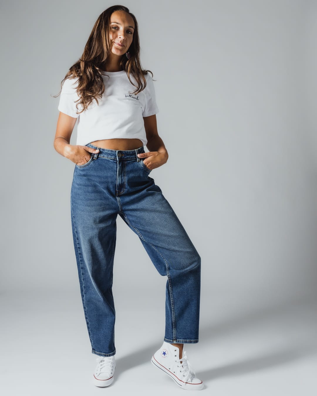 Mila Womens Barrel Jean In Mid Denim