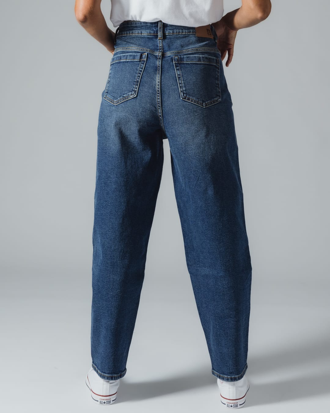 Mila Womens Barrel Jean In Mid Denim