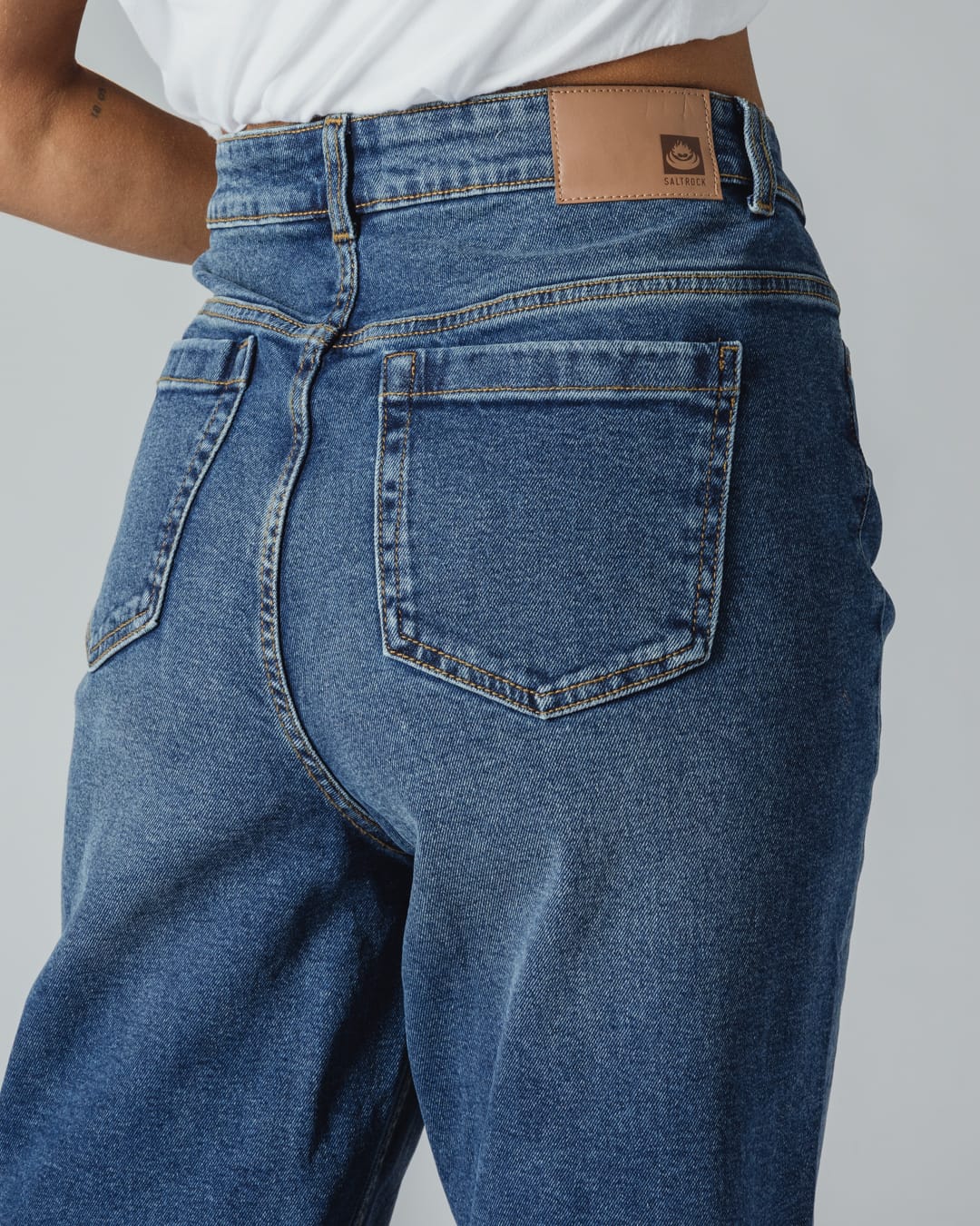 Mila Womens Barrel Jean In Mid Denim