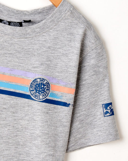 A grey Crewneck t-shirt with a colorful stripe on it.
Product Name: Spray Stripe - Kids Short Sleeve T-Shirt - Grey Marl
Brand Name: Saltrock