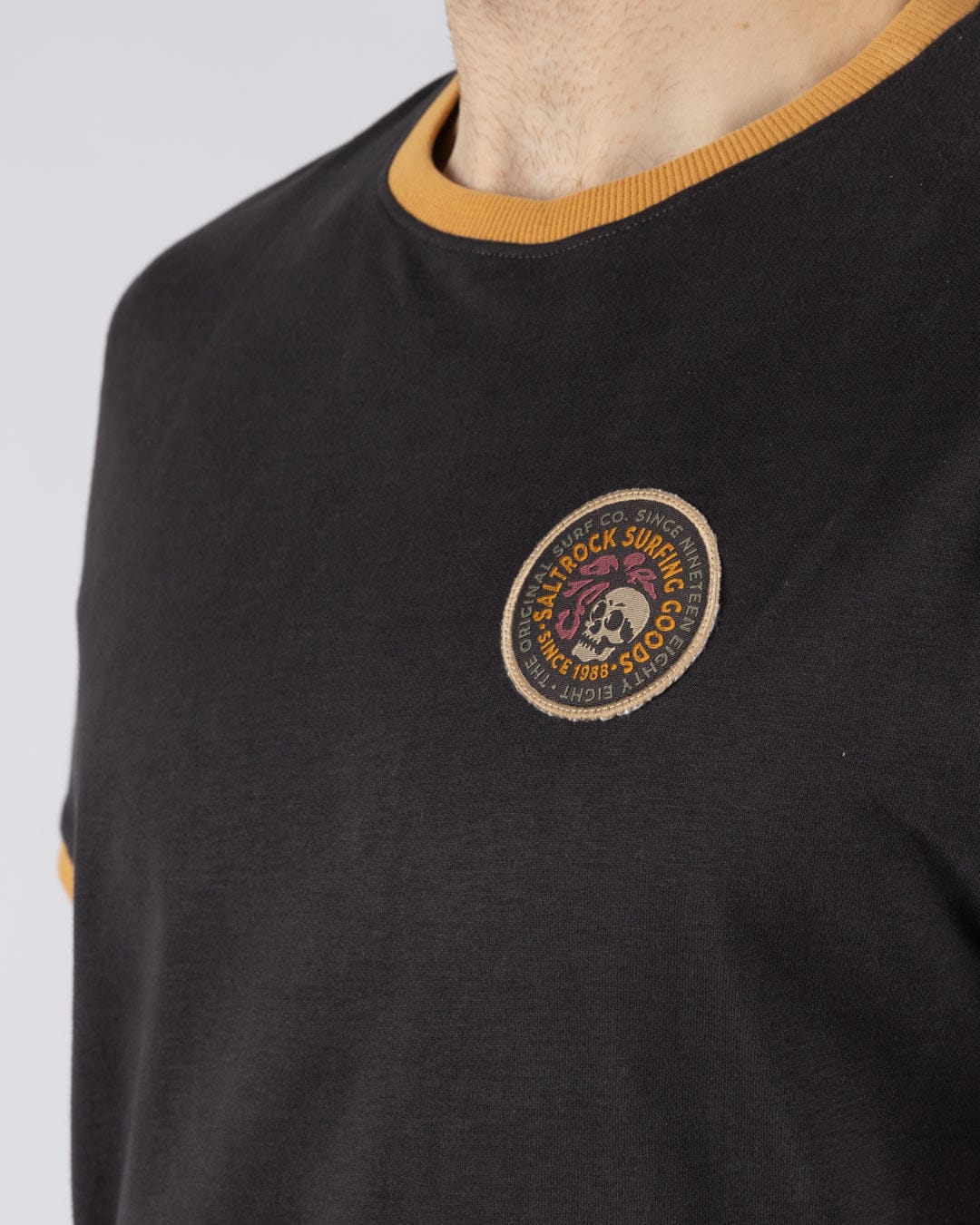 Trail Badge Ringer - Mens Short Sleeve - Dark Grey