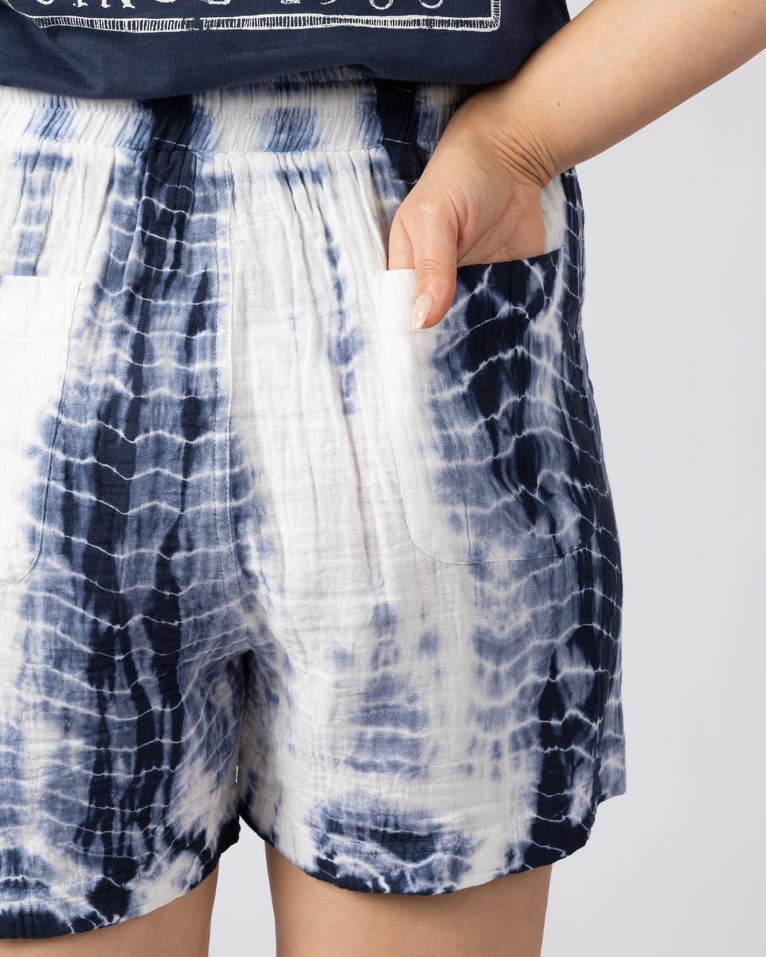 Melda  Womens Woven Short in Blue
