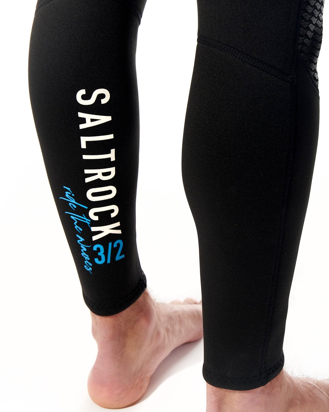 The legs of a man wearing a Saltrock Core - Mens 3/2 Full Wetsuit - Blue/Black.